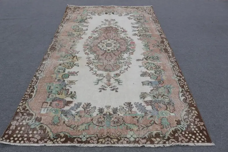 Eleganter marokkanischer Teppich in Beige, 9,3 x 9,28 Fuß mit orangefarbenen Akzenten