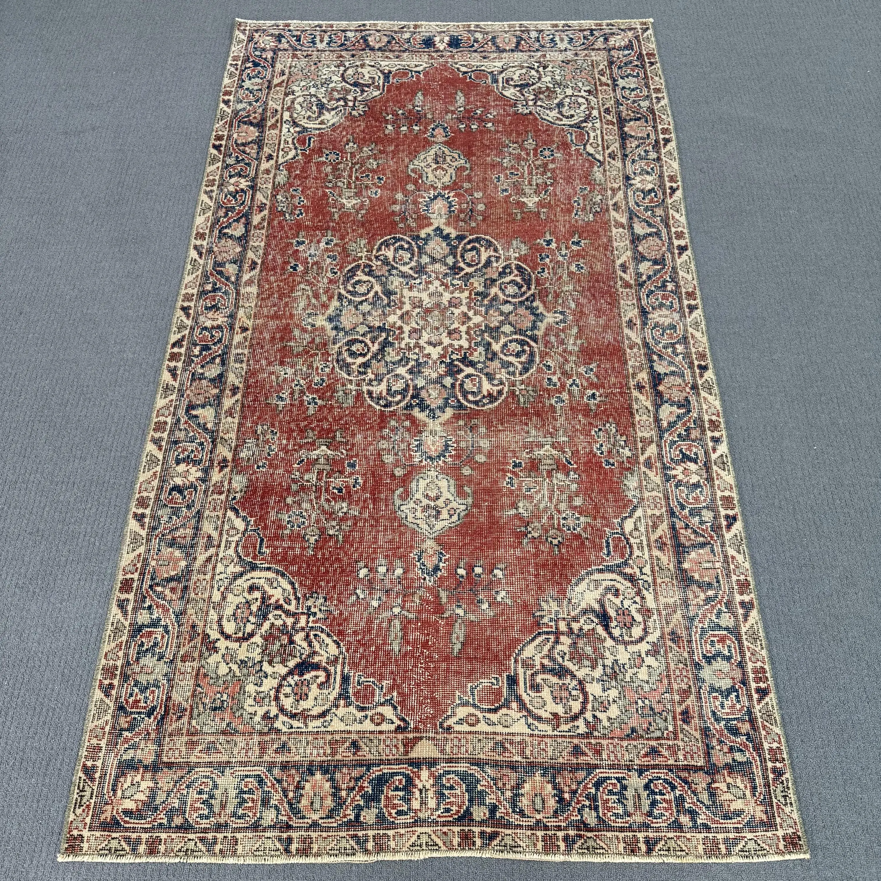 Vintage Türk Vurgulu Halı 3.6x6.6 ft (110x200 cm), Kırmızı Çiçekli Halı - 1