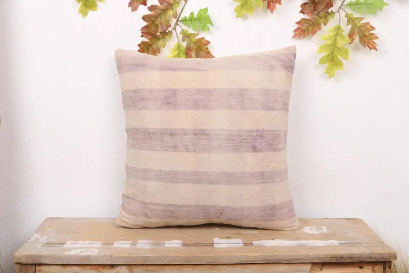 Gesticktes Vintage-Wurfkissen, gestreiftes Beige- und Lila-Leinenkissen