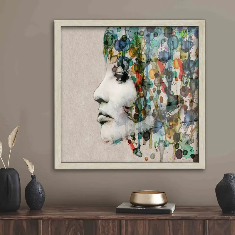 エレガントなプリントガラス: グリーンとグレーの抽象的な女性のポートレート