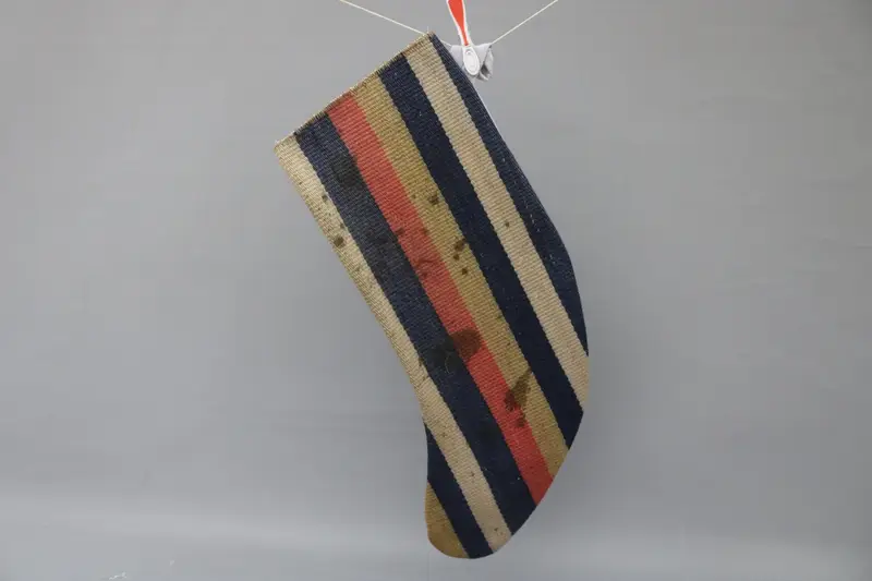 Bronz Süslemeli Şenlikli Kırmızı Noel Çorabı, Rahat Tatil Cazibesi