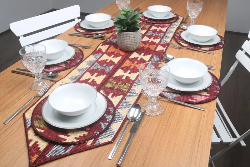 Böhmisches, rechteckiges Tischset in Rot und Bronze, 142,2 x 30,5 cm großes Tischset aus Baumwolle