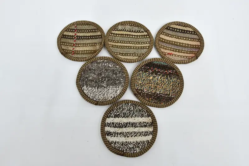 Posavasos a rayas beige y marrón, almohadillas de mesa redondas únicas