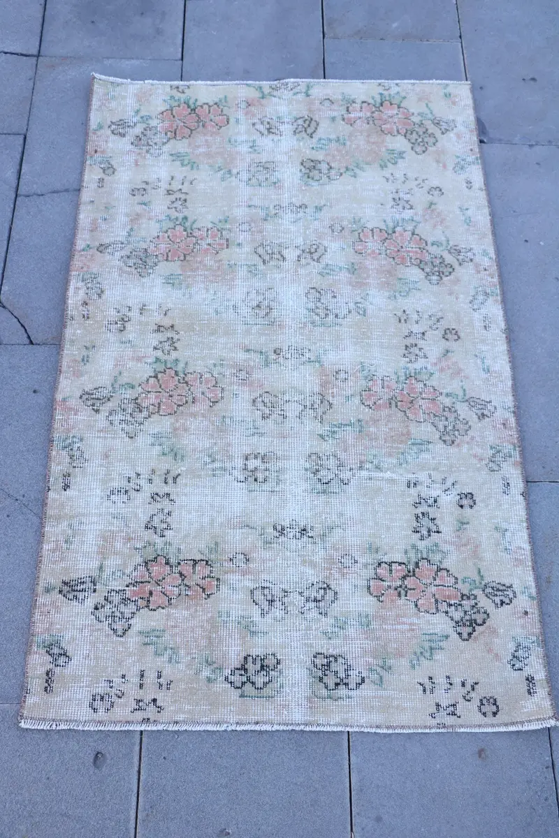 2,6 x 4,2 Fuß großer grüner Teppich, gestreift mit geometrischen Formen