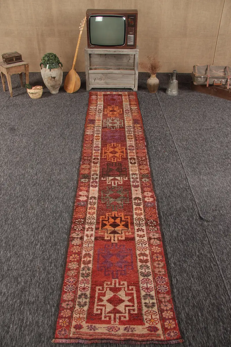 Türkischer 2,4x12 ft Teppich, Läufer Vintage Teppich, rot lila massiver Wollteppich - 1