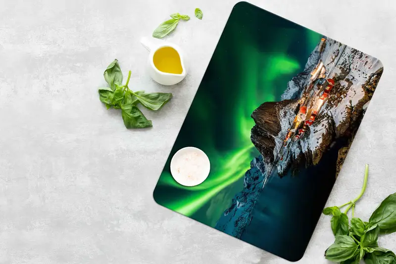 オーロラをイメージしたガラスまな板、ロフォーテンの夜景デザイン