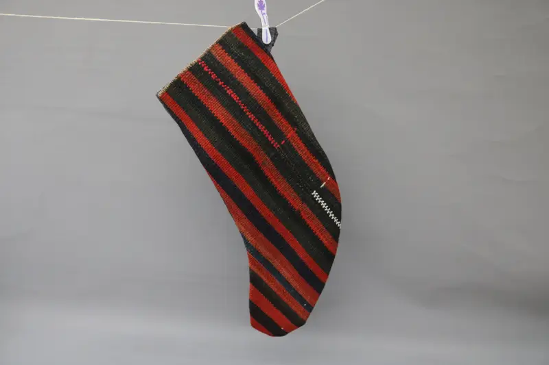 Siyah Süslü Kırmızı Noel Çorabı, Şenlikli Tatil Dekoru