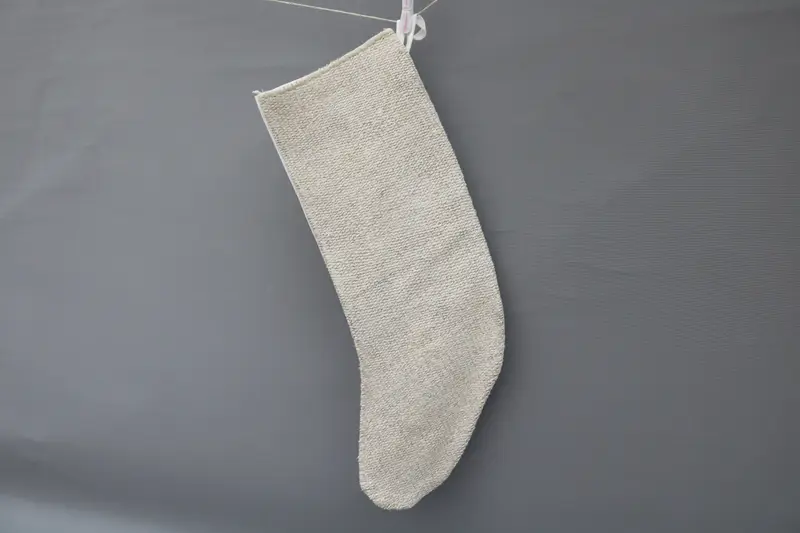 Medias navideñas beige elegantes con adornos, decoración festiva