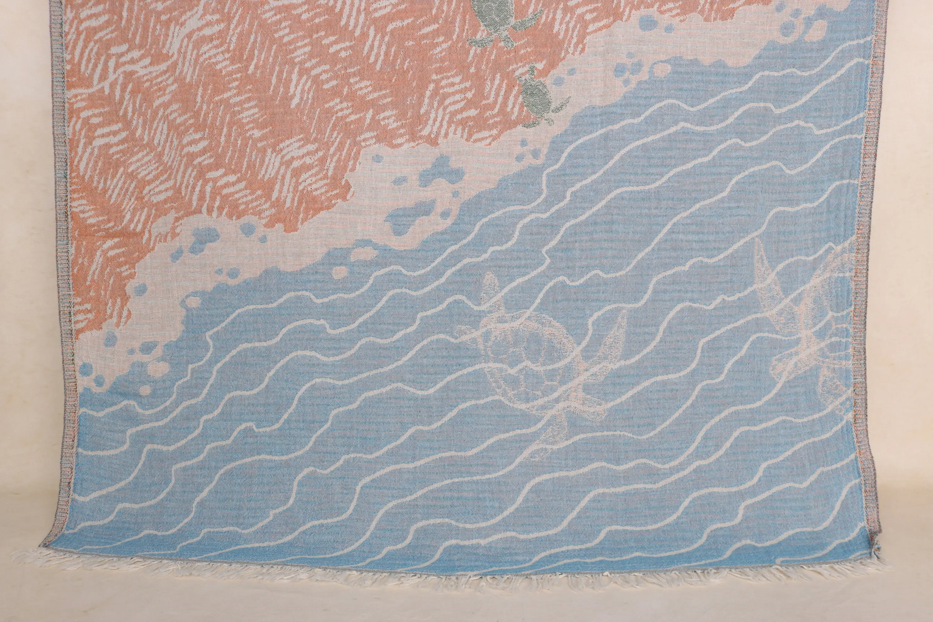 Toalla de playa de algodón orgánico con estampado de animales, color turquesa y naranja, 34 x 70 pulgadas - 1