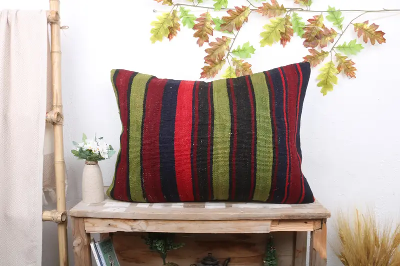 Grün-rot gestreiftes Kissen, 20x28 besticktes Wurfkissen