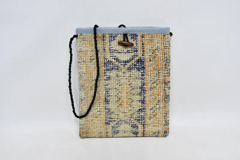 調節可能なストラップ付きキリムバッグ、ヴィンテージモチーフ付きウールクロスボディ