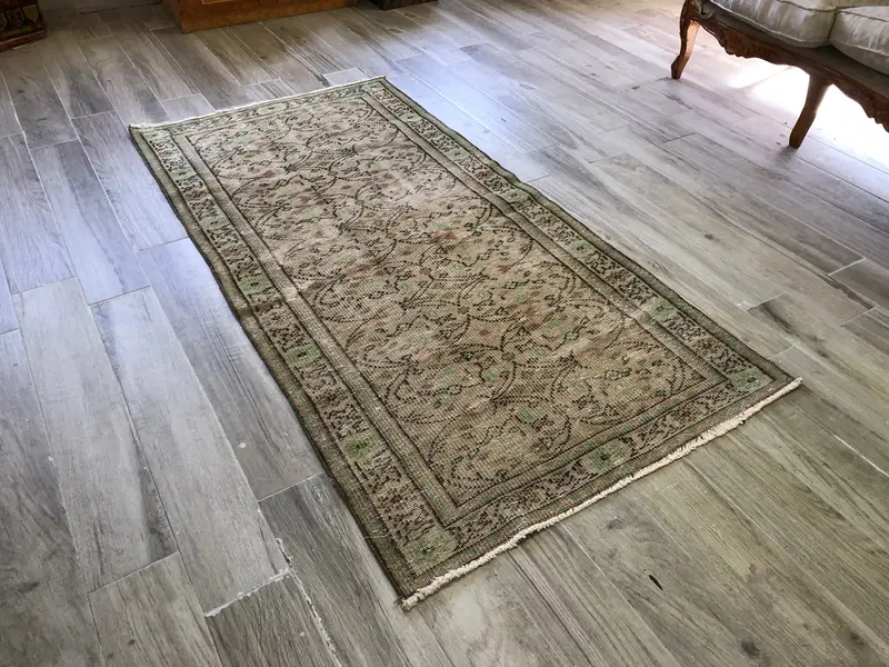 Rosa Teppich, 3,08 x 6,17 Fuß, einfarbiger grüner Akzent