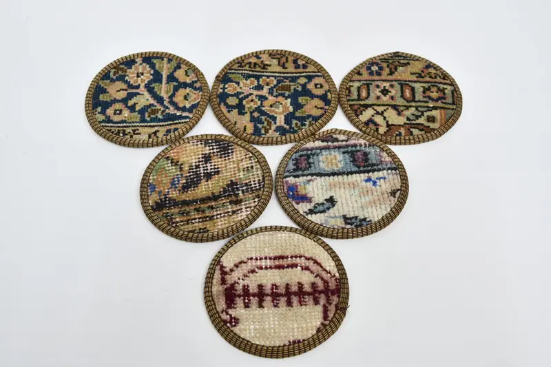 Posavasos redondos elegantes en color beige y bronce, posavasos de diseño premium