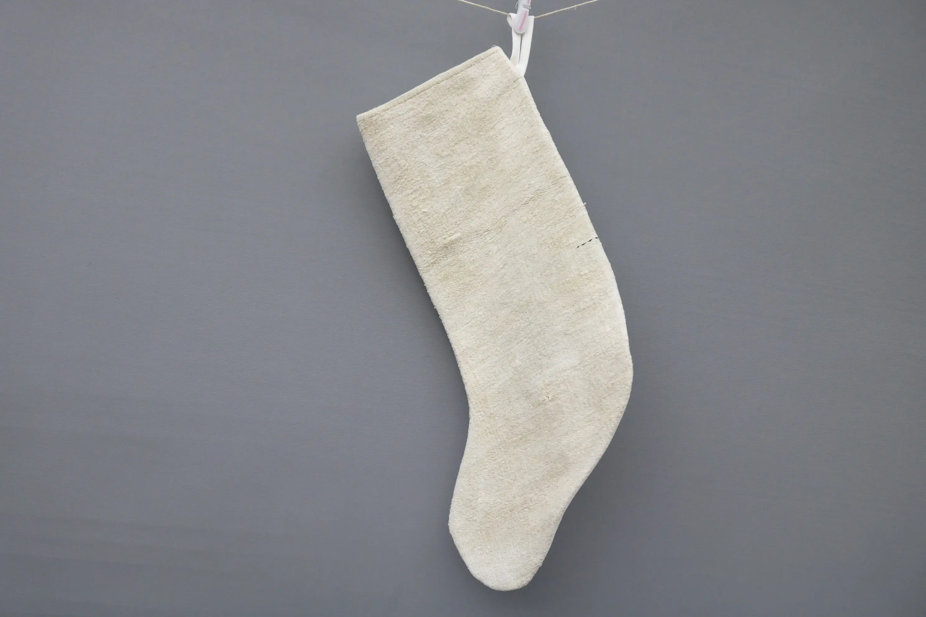 Medias navideñas beige con adornos blancos, medias festivas - 1