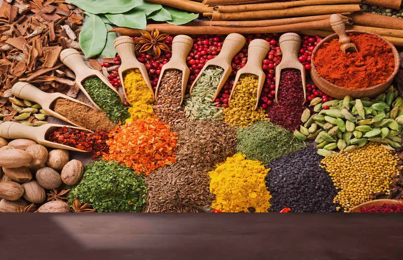 Trendy Çiftlik Evi Mutfak Duvar Kağıdı: Renkli Baharatlar Baskılı Tasarım