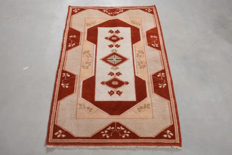 Kırmızı Çiçek Desenli Zarif Bej Halı, 2,5x3,9 ft