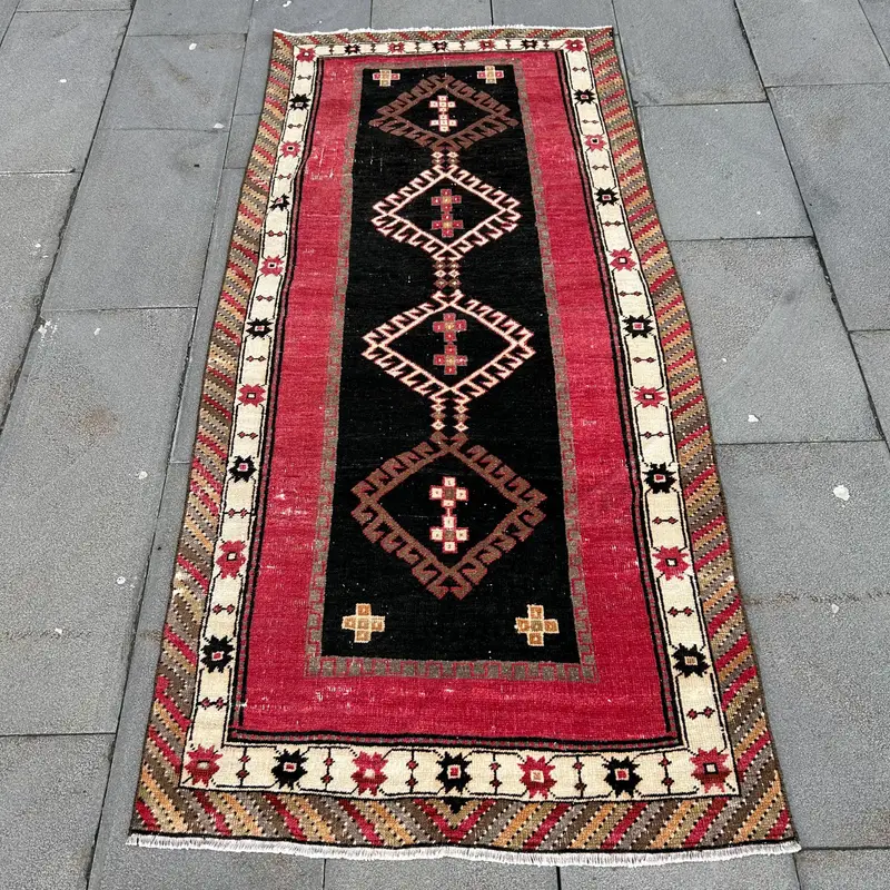 Elegante alfombra Ikat negra, 2,9x6,1 pies con detalles en rojo