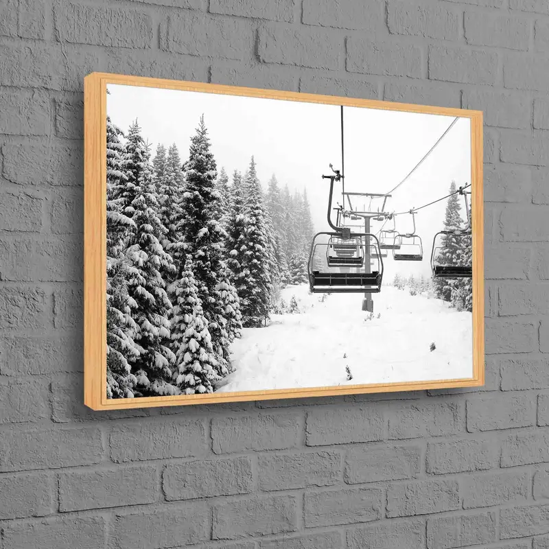 エレガントな冬の風景キャンバス: トウヒの木とスキーヤーのギフト