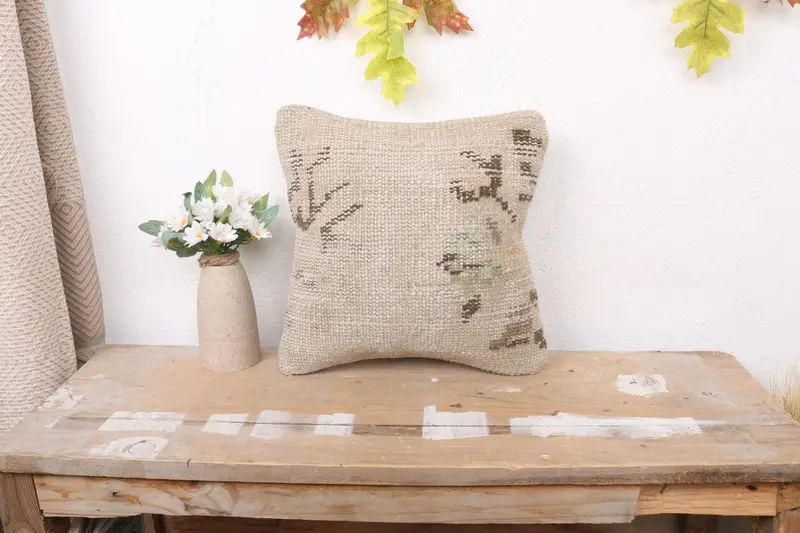 Beige & grün floral besticktes Wurfkissen, handgefertigtes Vintage-Kissen