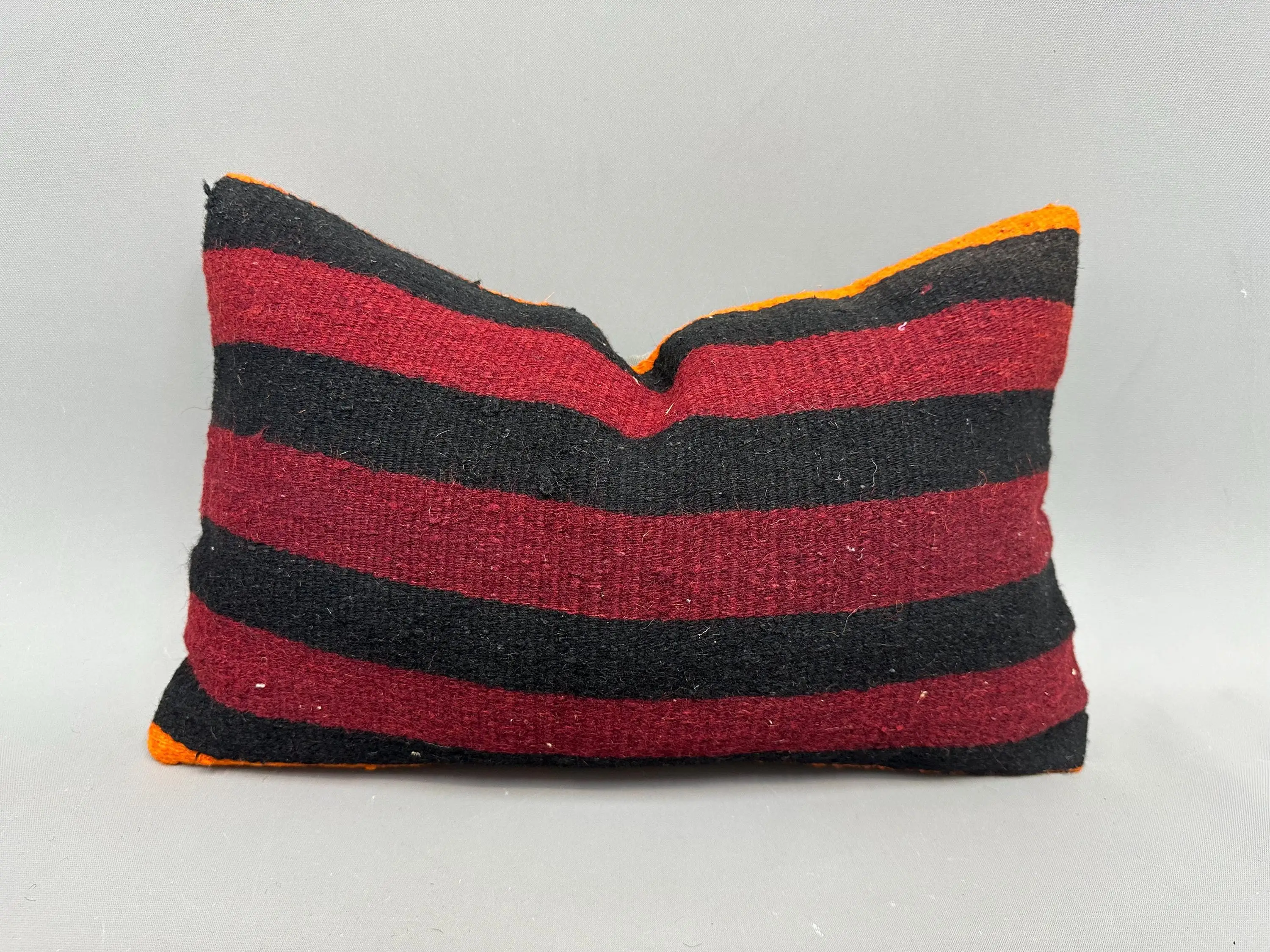 Kırmızı ve kahverengi çizgili dekoratif yastık, 12x20 inç el yapımı pamuklu yastık - 1
