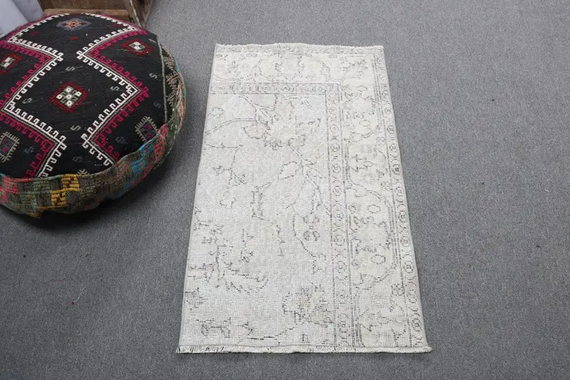 Vintage 2x3.5 ft Halı, Oushak Türk Halısı, Beyaz Çiçekli Yün Halı - 1