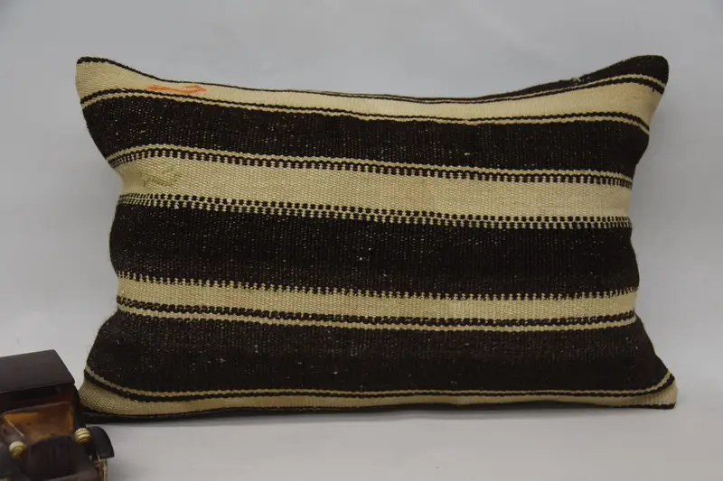Funda de almohada de regalo de tiro marrón, cojín a rayas Home Refresh de 16x24 pulgadas - 1