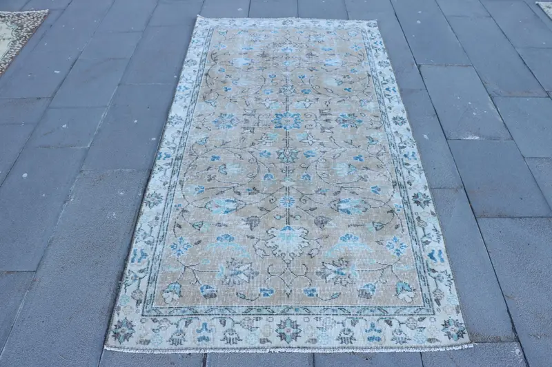 ブラウンボーダー付きグリーンラグ、3.5x6.7フィートのエレガントな装飾