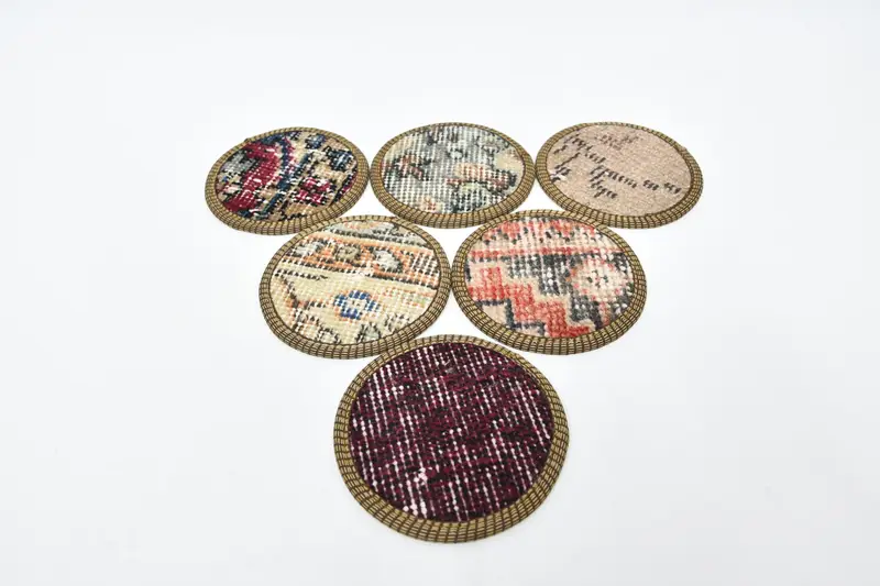 Posavasos azules y rojos, posavasos de alfombras con estilo