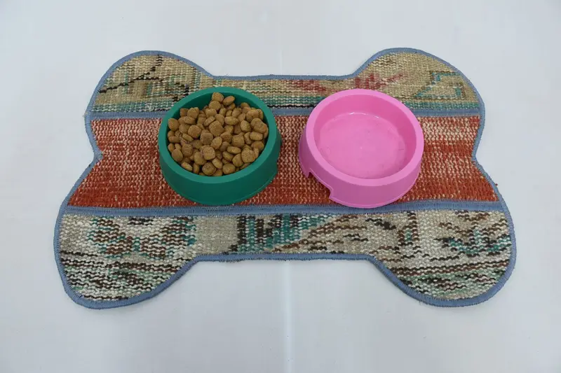 ボヘミアン ラウンド ウール プレースマット、赤と茶色の伝統的なデザイン