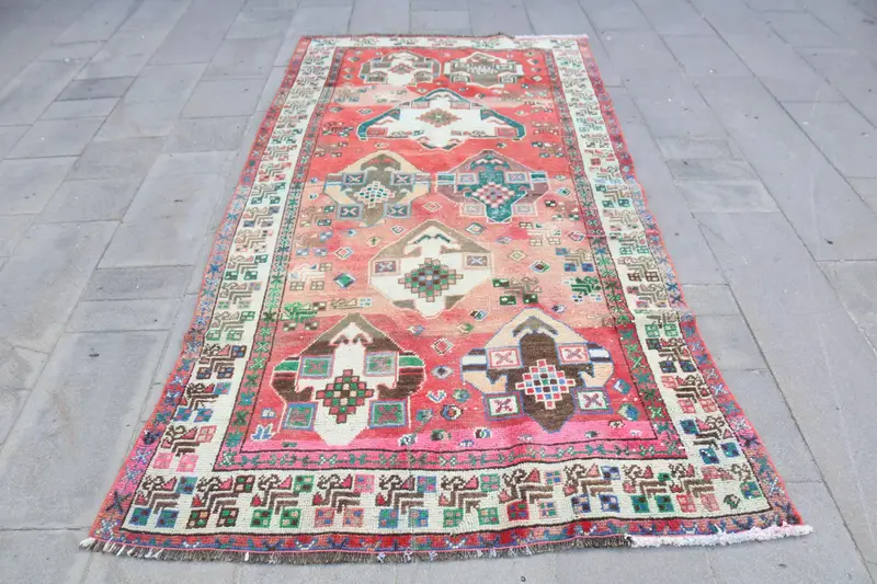 Türkischer Teppich 4,5 x 8,6 Fuß, Vintage Oushak Wollteppich mit rotem Tiermuster - 1