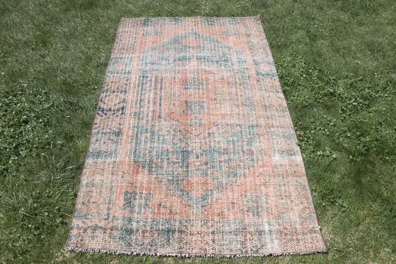 Alfombra Ikat azul, 3,4x5,9 pies con detalles en rosa