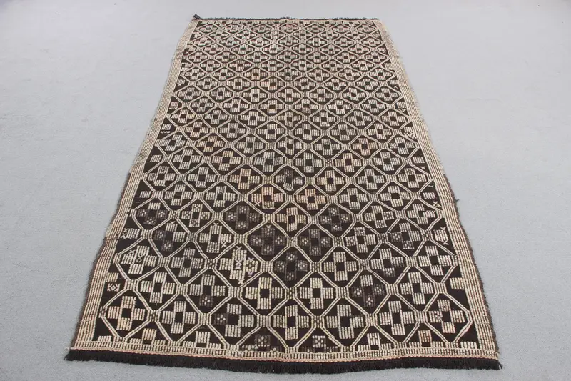 Elegant Black & Beige Rug, 4,5x8,3 ft Moroccan Design