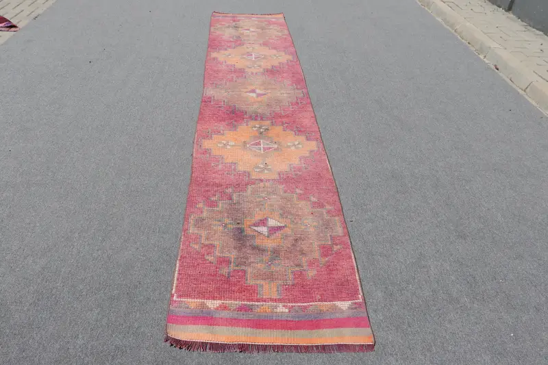 Türkischer Läuferteppich 2,4 x 12,1 Fuß, rot-orange karierte Teppichwolle - 1