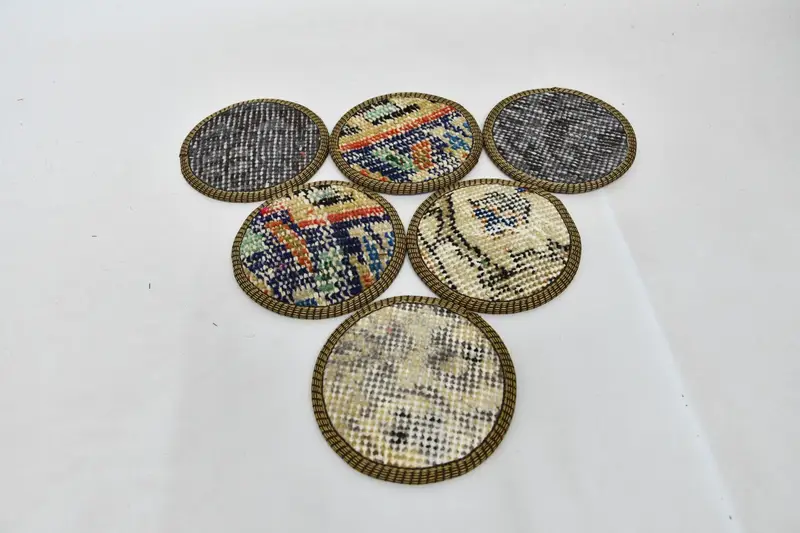 エレガントなベージュとグレーのサークルコースター、プレミアムテーブルパッド