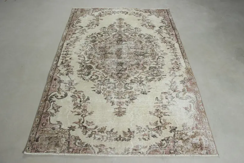 エレガントなベージュ & パープル ラグ、132x207 cm オリエンタル デザイン