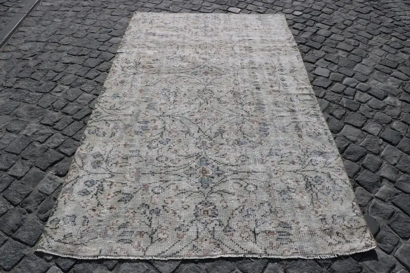 Eleganter beiger Teppich, 143 x 232 cm mit grünen Akzenten