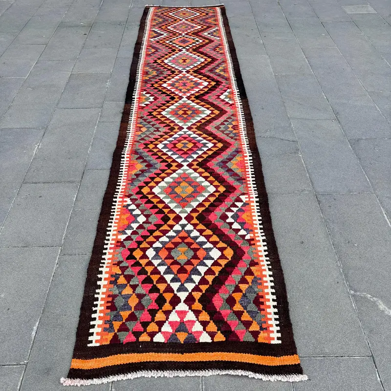 ピンクのイカットラグ、2.6x11.9フィートの活気のあるリビングスペース