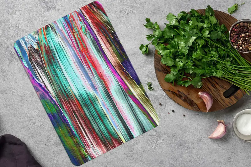 現代的なプリントパターンを施した抽象的なガラスカッティングボード