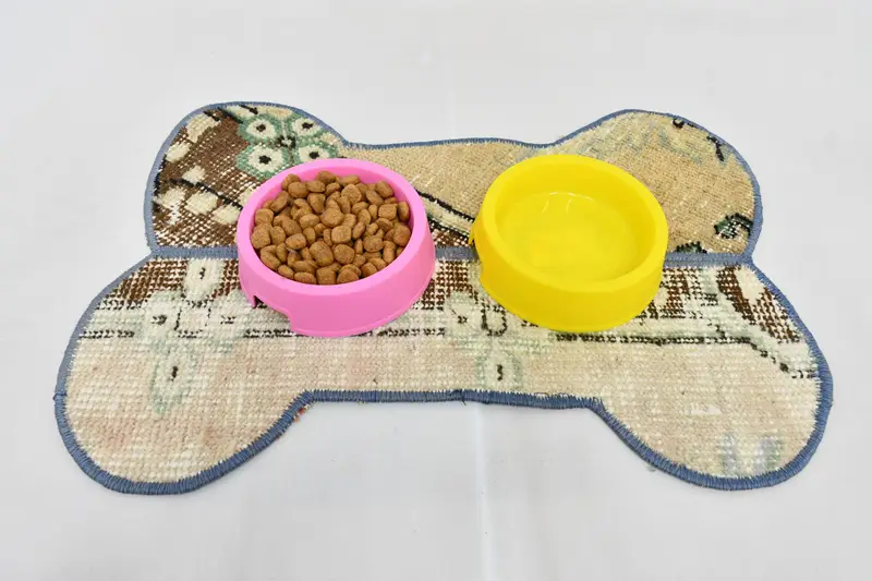 Mantel individual redondo bohemio de lana, diseño tradicional en beige y marrón