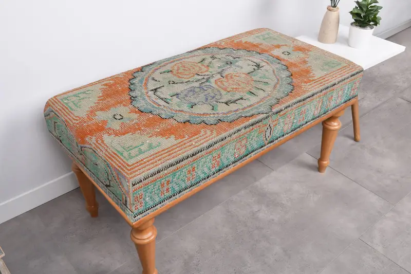 オレンジとグリーンのコースタル オットマン、キリム風のウール ブレンド オットマン