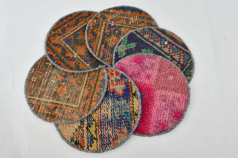 エレガントなピンクとブロンズのコースター、多用途でスタイリッシュなプレースマット