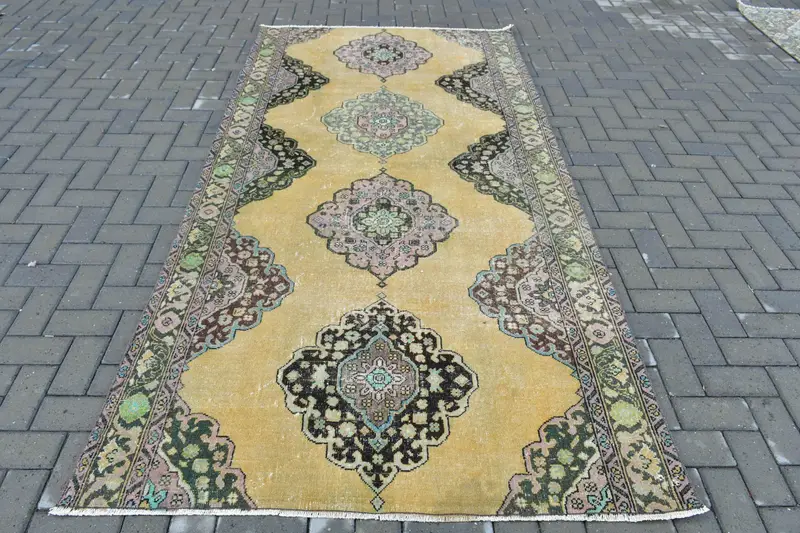 Vintage Türk Halısı, 4.7x9.4 ft Büyük Halı, Sarı Yeşil Çiçekli Yün Halı - 1