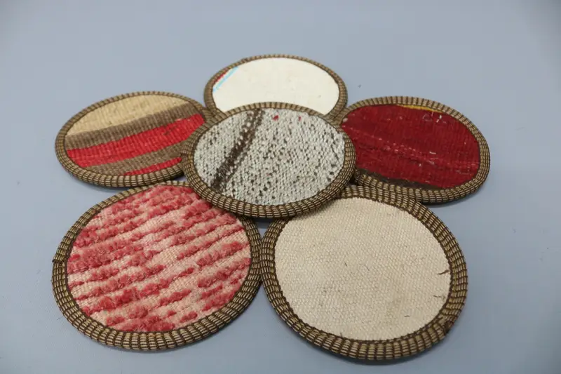 Böhmischer runder Untersetzer in Rot und Beige, langlebiger böhmischer Untersetzer