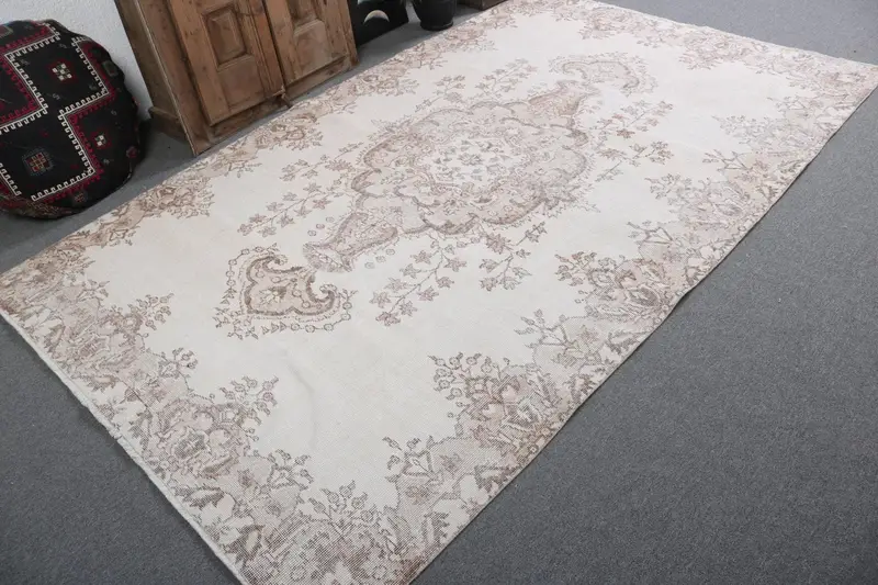 Alfombra turca de 5,6x9,2 pies, alfombra vintage grande, alfombra con estampado animal blanco - 1