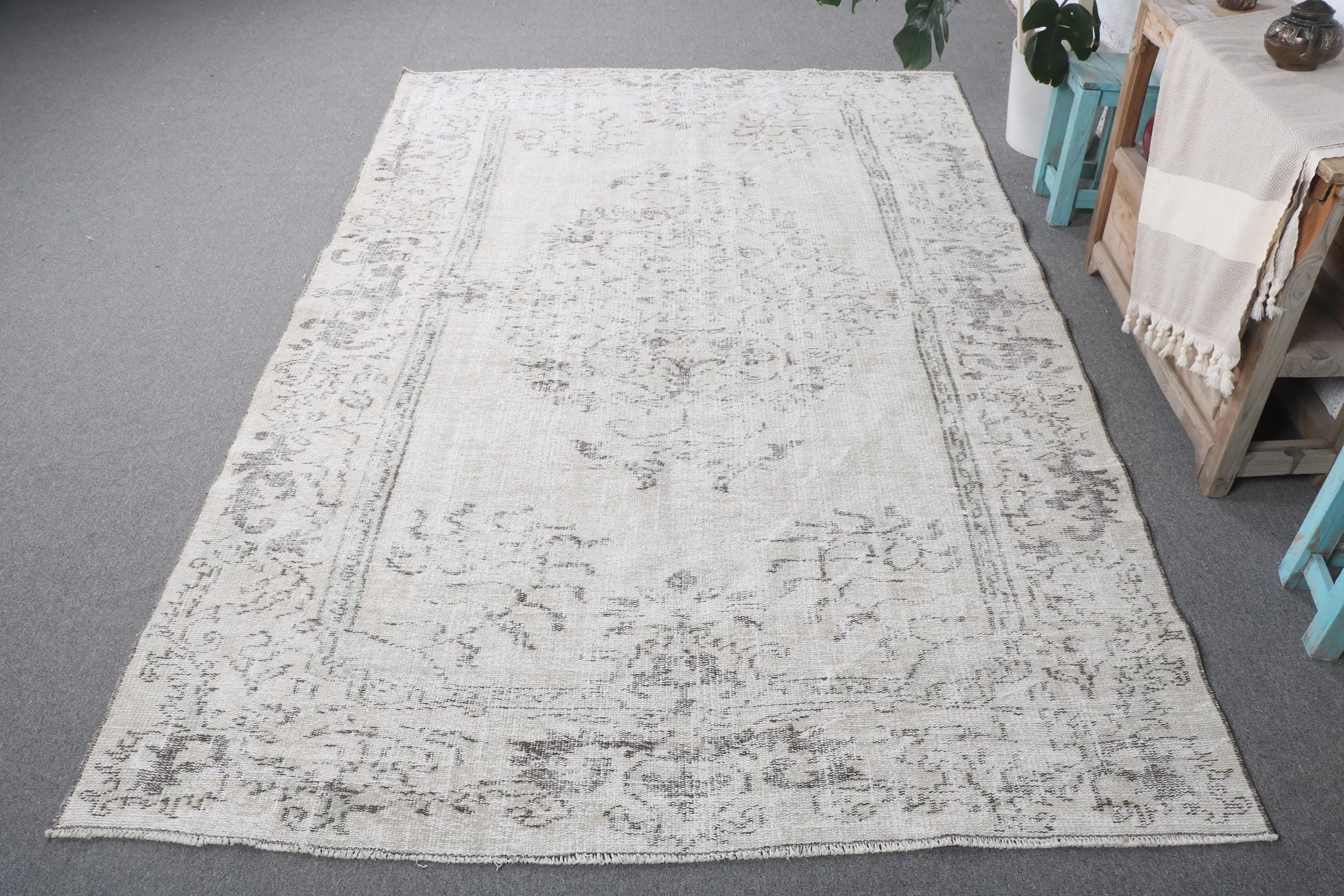 5.4x8.3 ft Vintage Halı, Türk Büyük Halı, Beyaz Gri Çiçekli Halı - 1
