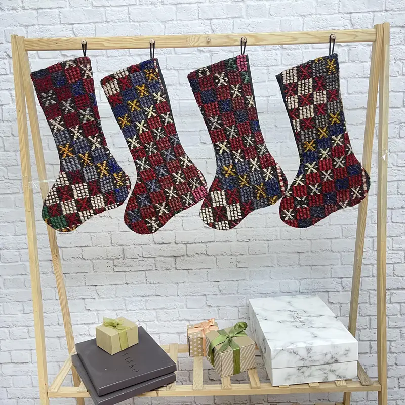 お祝いのクリスマスオーナメントパターン、7インチブラウン&レッドコットンストッキング