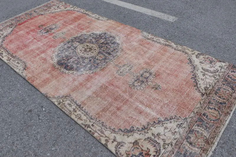 Türkischer Vintage-Teppich, 4,7 x 10,3 Fuß großer Teppich, rot-blauer Tarnteppich - 1