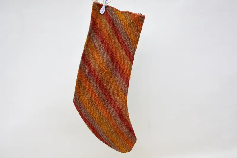 Medias navideñas naranjas festivas, acogedor encanto navideño con patrón de adornos