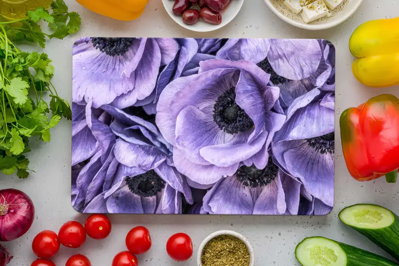 アネモネパープルガラスカッティングボード、モダンなフラワーブーケデザイン