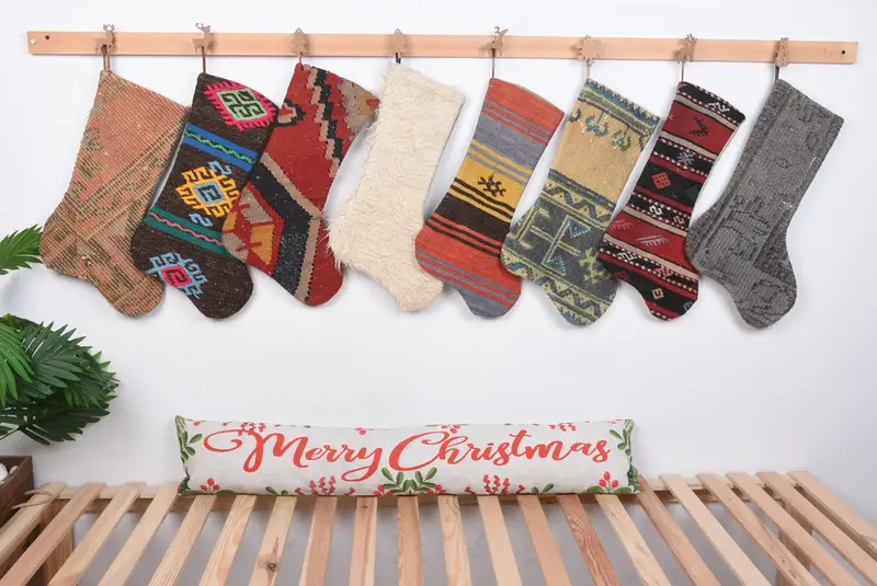 Şenlikli Noel Süsleri Deseni, 8 İnç Geniş Tatil Çorabı